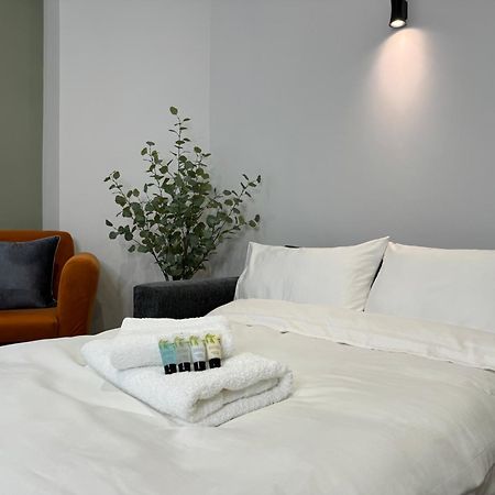 Modern One-Bedroom Apartment สวินดอน ภายนอก รูปภาพ