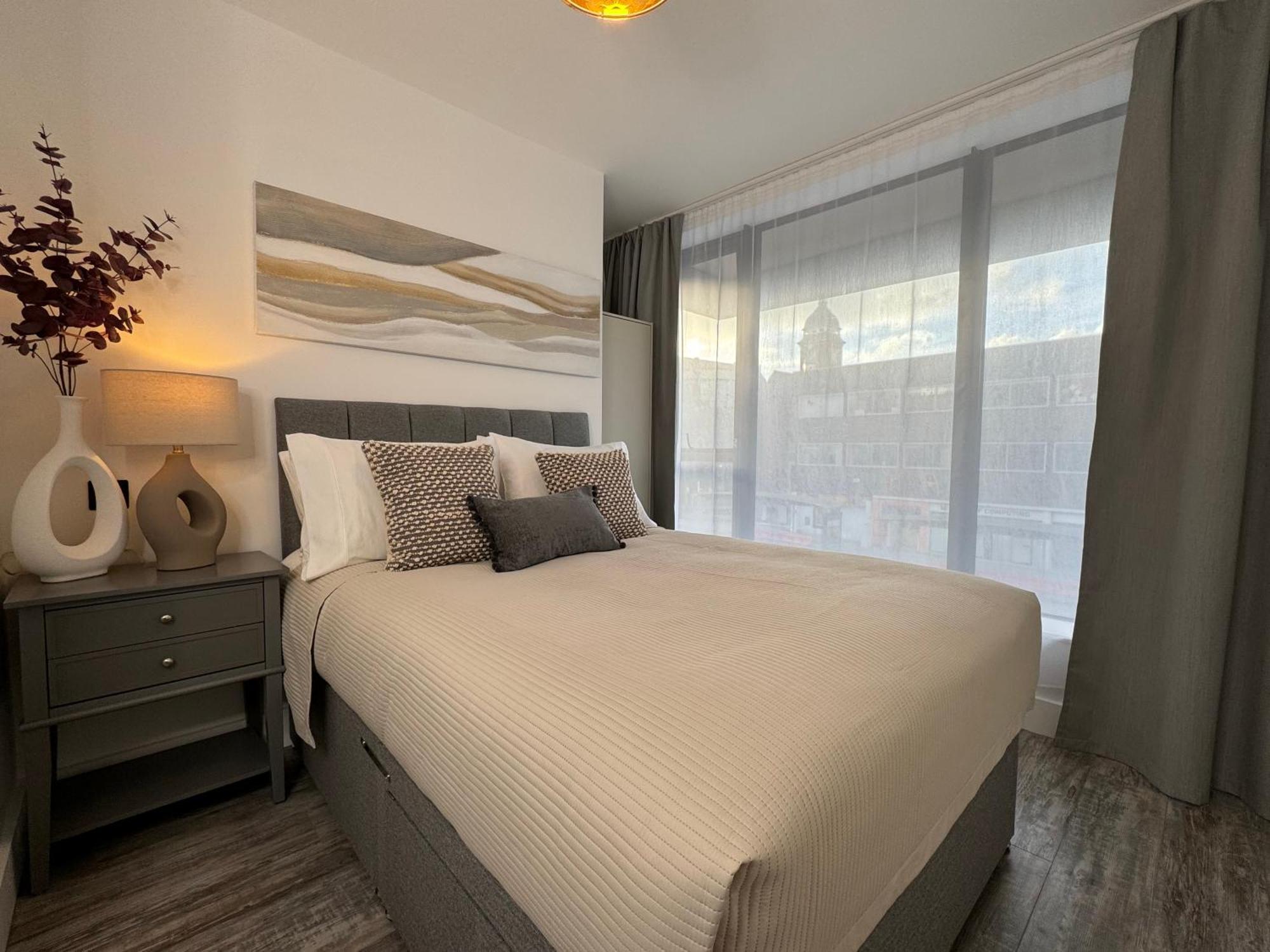 Modern One-Bedroom Apartment สวินดอน ภายนอก รูปภาพ