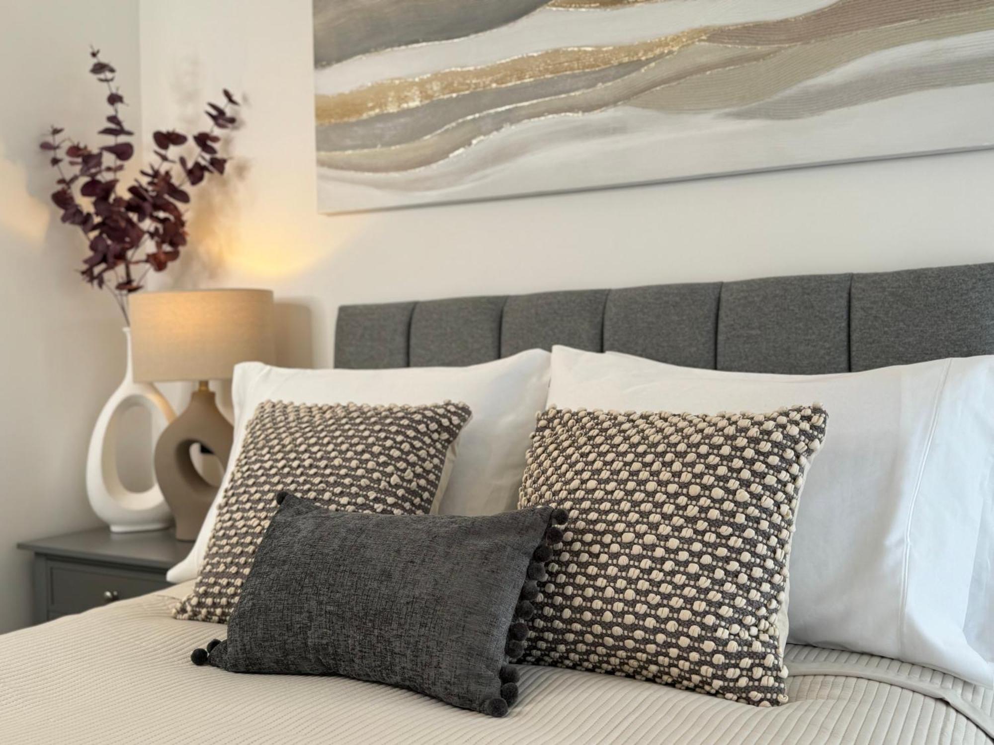 Modern One-Bedroom Apartment สวินดอน ภายนอก รูปภาพ