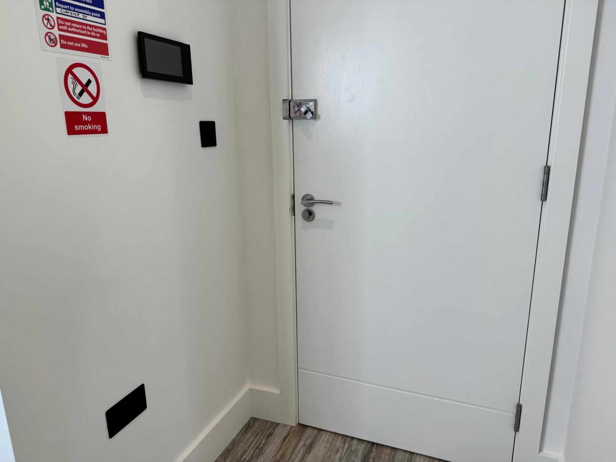 Modern One-Bedroom Apartment สวินดอน ภายนอก รูปภาพ