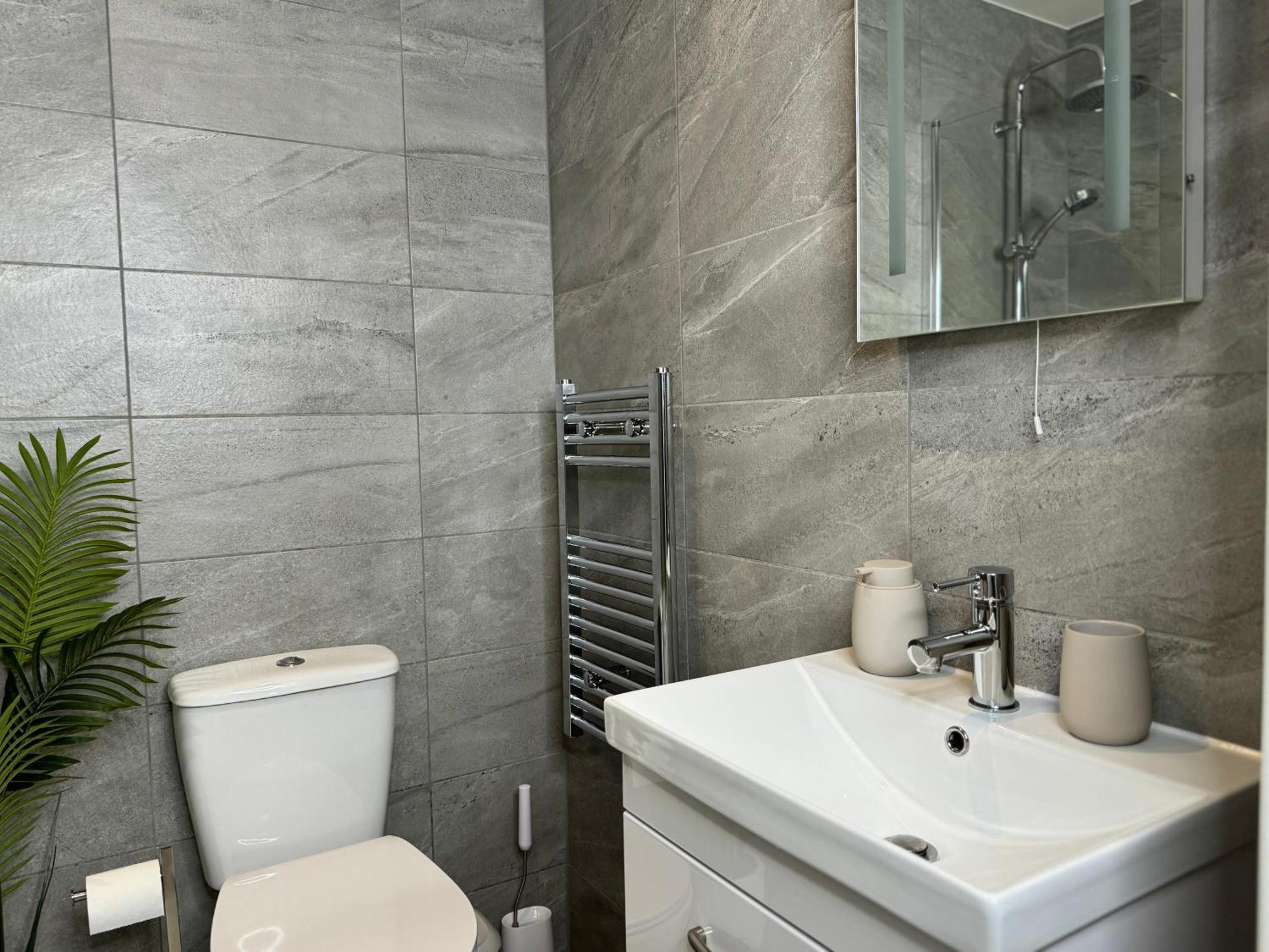 Modern One-Bedroom Apartment สวินดอน ภายนอก รูปภาพ