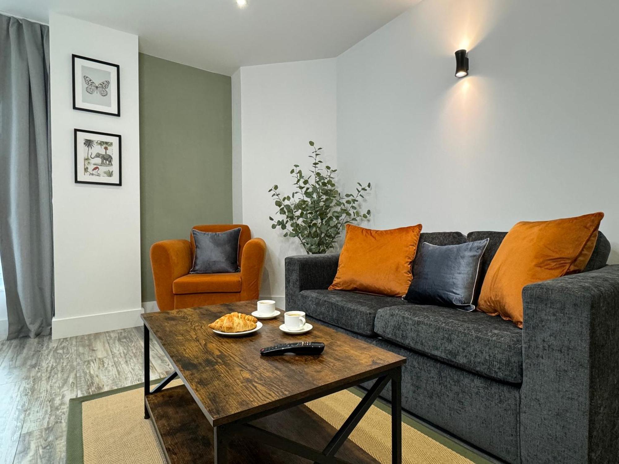 Modern One-Bedroom Apartment สวินดอน ภายนอก รูปภาพ